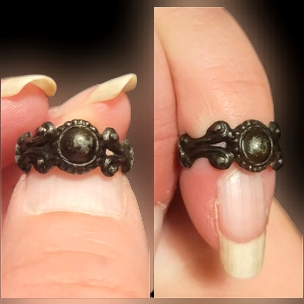 Antique blk ornate Victorian mourning ring child/small woman size ring 2.5 rare!